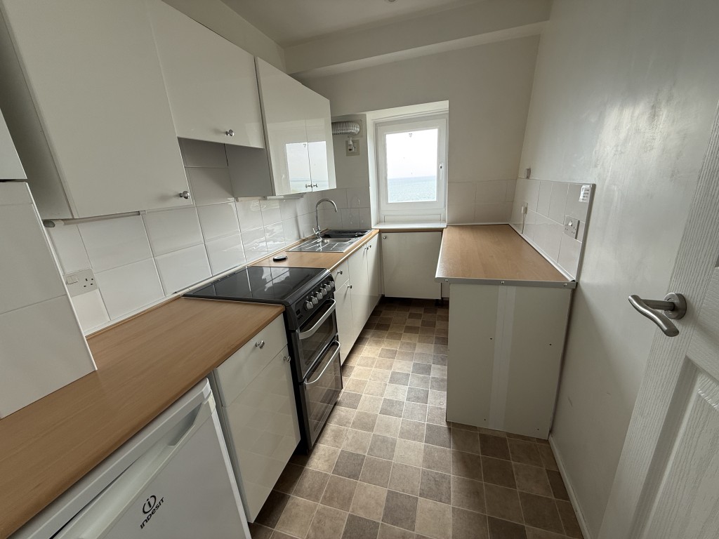 Lot: 124 - TOP FLOOR APARTMENT WITH STUNNING SEA VIEWS - Kitchen with view to the sea